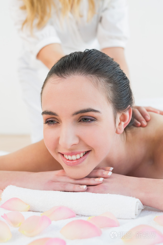 享受美容 spa 在背部按摩的女人