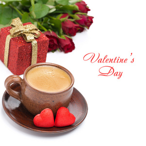 咖啡 红色糖果 礼物和玫瑰的情人节那天，孤立