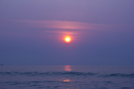 13 海滩上的太阳升起