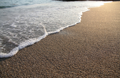 沙的海滩和海波