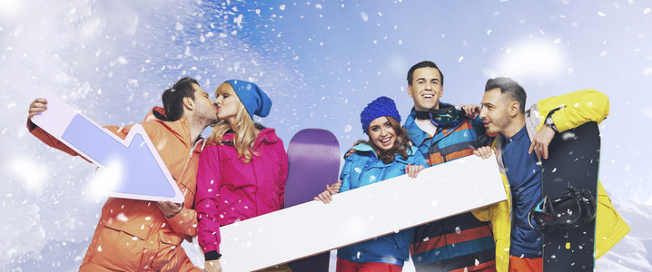 笑组滑雪与雪的背景