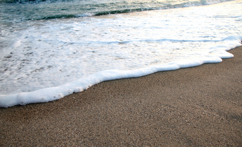 在沙滩上的海浪