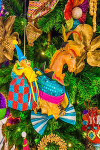 多彩圣诞树上的装饰品和装饰