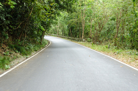 路在山中