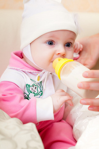婴儿从瓶子里喝牛奶