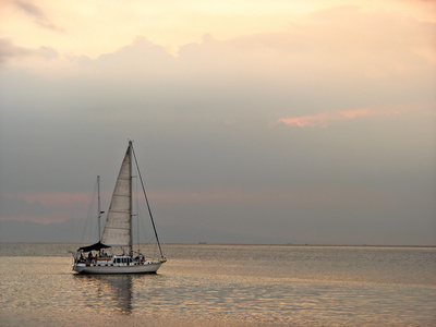 在小船和游艇在平静的海面上的日落