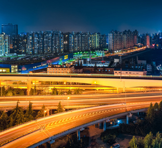 上海高架道路在晚上