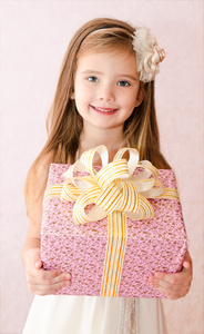 微笑着可爱的小女孩，用礼品盒的肖像