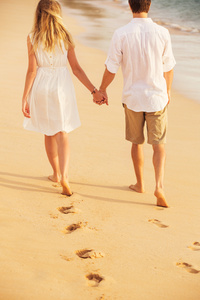 年轻的夫妇，在爱情上海滩日落