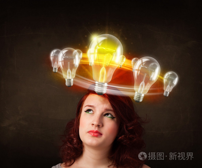 她的头部周围的灯泡circleing的女人