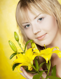 黄色的花朵的幸福女人