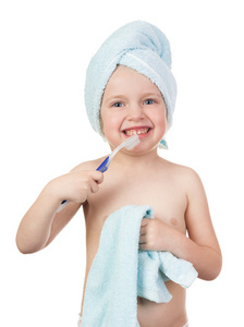 在湿的头发与牙刷毛巾的女孩
