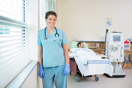护士与病人接受肾透析的背景