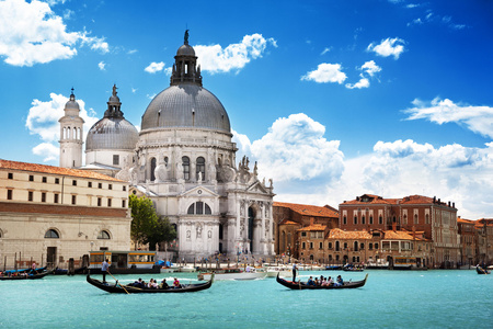 京杭运河和圣玛丽亚大教堂圣母敬礼，威尼斯，意大利
