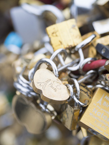 在巴黎桥象征友谊和浪漫的爱情锁