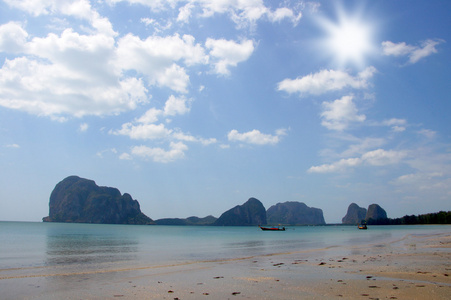 沙子，海水和天空在泰国董里省孟滩白