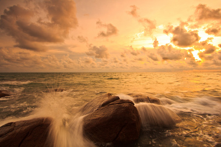 在日落海石