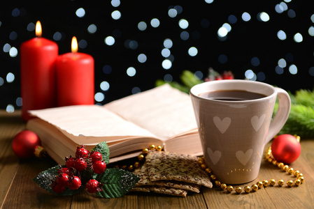 本书带杯咖啡和圣诞装饰品上深色背景表格的组成