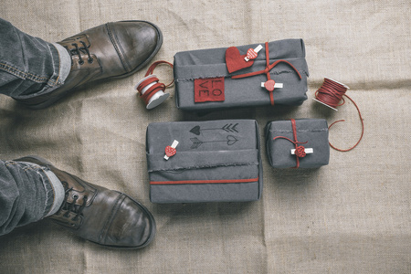 男人靴与情人节礼品盒。时髦饰物