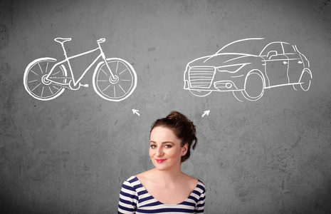 自行车和汽车之间作一选择的女人