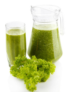 玻璃和绿色蔬菜汁和沙拉上白色隔离的水罐