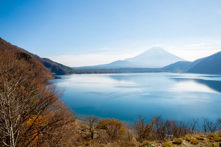 在本栖湖日本富士山