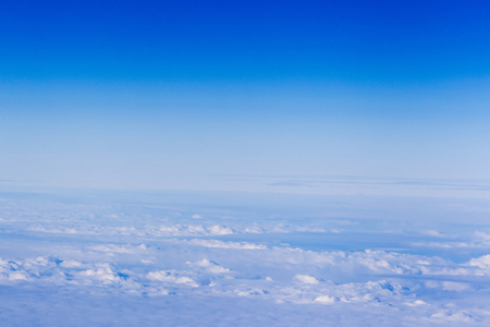云。飞机飞行在 cl 的窗口从顶视图