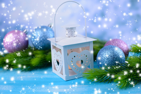 圣诞彩灯 枞树和装饰品在明亮的背景上