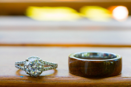 在长凳上的结婚戒指