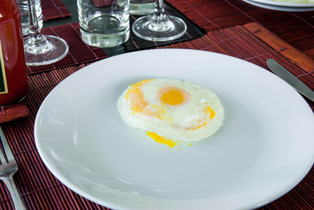 单面煎的鸡蛋，在餐桌上的白板上