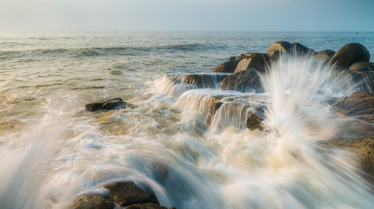 岩石与海