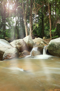 在早晨的阳光，泰国的热带森林瀑布