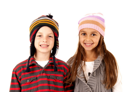 可爱的男孩和女孩戴冬帽微笑