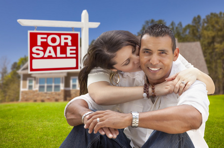 西班牙裔美国人夫妇，新家和出售的房地产项目签署
