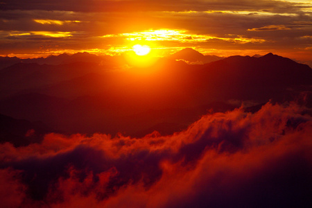 红日落喜马拉雅山尼泊尔