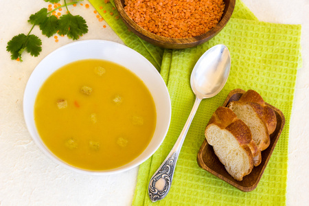 红扁豆与药草和香料的汤
