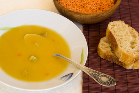 红扁豆与药草和香料的汤
