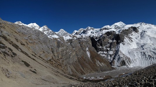 从 thorung phedi thorung la 去路上山全景传递