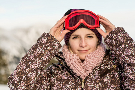 体育女人在滑雪护目镜