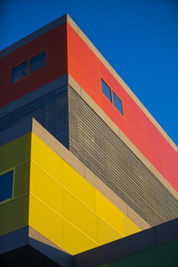 现代办公建筑丝毫红色和黄色的窗户。多彩建筑工业地方丝毫蓝天