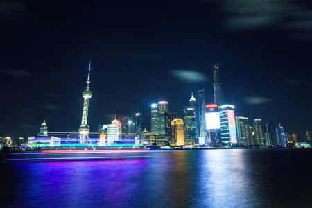 上海夜晚的城市天际线图片