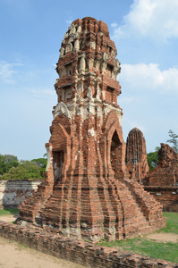 损坏的宝塔在大城府帕玛哈泰寺