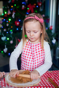 小擀面杖烤姜饼圣诞快乐的女孩
