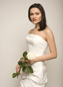 白玫瑰，幸福的新娘的美丽女人的画像