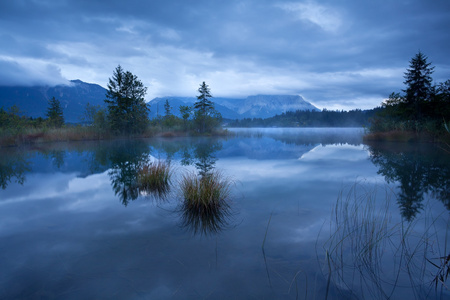 黄昏在阿尔卑斯山的 barmsee 湖上