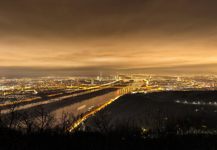 地平线的维也纳和多瑙河在晚上观点 leopoldsberg