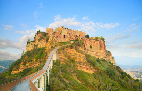 奇维塔 di bagnoregio 地标，桥观日落。意大利