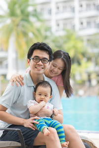 在游泳池里玩的亚洲家庭幸福图片