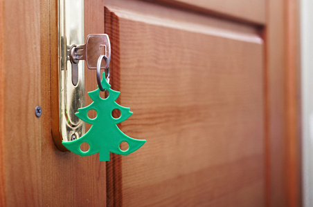 锁孔与空白标记形式的一棵圣诞树的关键