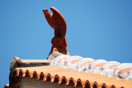 在希腊的屋顶上的装饰品